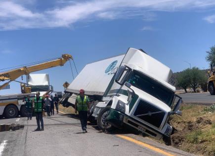 Reportan volcadura de un tráiler en la carretera 57