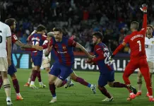 Lewandowski rescata al Barça de un combativo Valencia