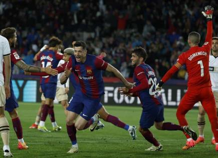 Lewandowski rescata al Barça ante un combativo Valencia