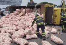 Tráiler cargado con cebollas vuelca en Central de Abastos de Iztapalapa