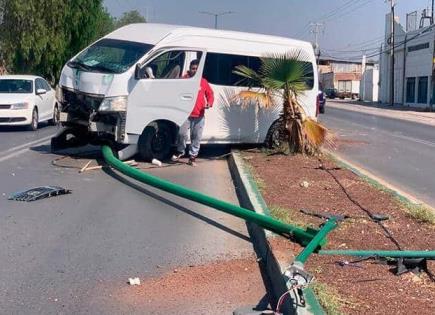 Camioneta derriba postes de alumbrado