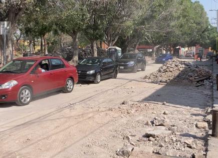 Caos vial por cierre sorpresivo de Miguel Barragán, en barrio de San Miguelito