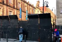 Normalistas de Ayotzinapa lanzan cohetones a Palacio Nacional