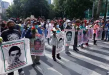 Familiares de los 43 normalistas exigen justicia a 10 años de su desaparición Familiares de los 43 normalistas exigen justicia a 10 años de su desaparición