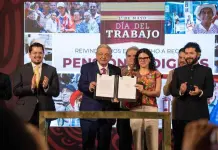 Infonavit y Gobierno firman decreto para garantizar pensi&oacute;n digna a trabajadores