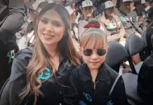 Mar&iacute;a Fernanda entrega un trofeo a su padre, Canelo &Aacute;lvarez