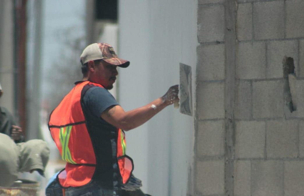 En las construcciones, los trabajadores de la obra también alistaban preparativos por su día / Foto: Omar Hernández-Pulso