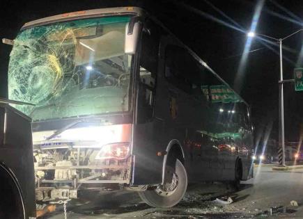 Chofer de autobús choca contra tráiler en carretera a Zacatecas