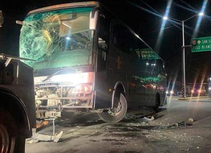 Chocan autobús y tráiler  en carretera a Zacatecas