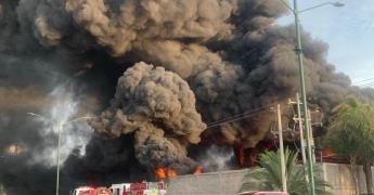 VIDEO | Arde fábrica de plásticos en Soledad: Bomberos ya trabajan para combatir el fuego