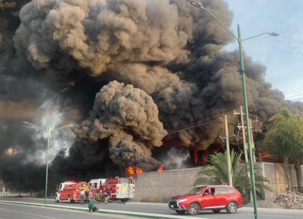 VIDEO | Arde fábrica de plásticos en Soledad: Bomberos ya trabajan para combatir el fuego