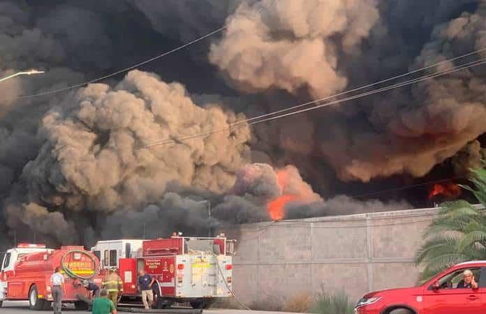 Incendio en Soledad arrasa con una fábrica de plásticos