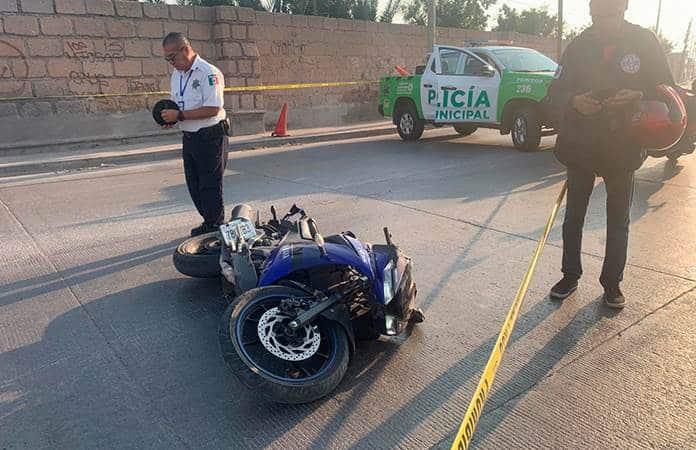 Muere joven motociclista al chocar vs. un poste