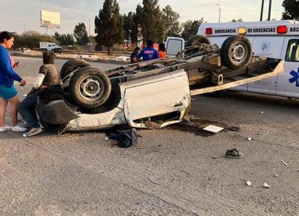 Tres heridos, saldo de volcadura de camioneta