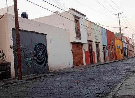 El centro histórico se ahoga en basura y malos olores tras la noche de fiesta