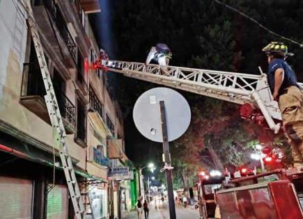 Bomberos retiran un enjambre de abejas de la plaza