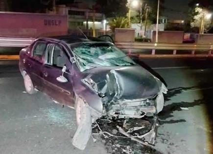 Ebrio se acaba su carro al estrellarse contra poste