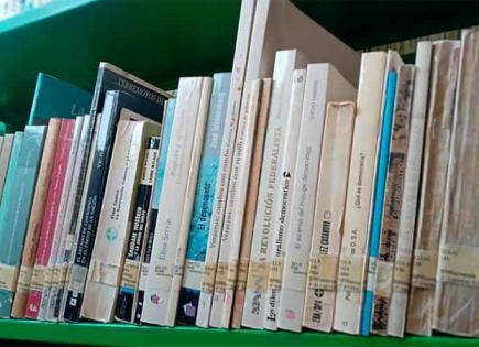 Estudiantes siguen consultando libros en la biblioteca