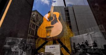 Subasta de la Guitarra de John Lennon en Juliens Auctions