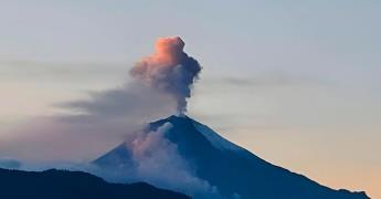 Volcán en Ecuador genera más explosiones