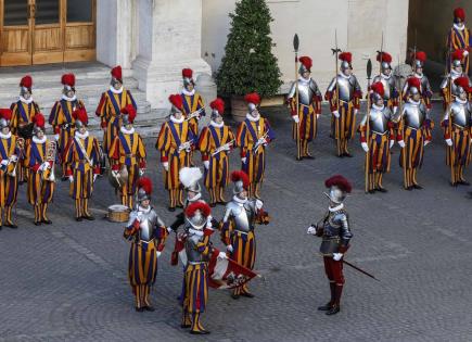 Guardia Suizo Papal presta juramento en el Vaticano ante el Papa Francisco