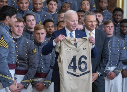 El Presidente Biden entrega el Trofeo del Comandante en Jefe a los Army Black Knights en la Casa Blanca