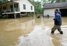 Persisten lluvias e inundaciones en Texas: Más de 200 personas y 160 mascotas rescatadas