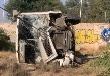 Cae autob&uacute;s de personal a desnivel en Perif&eacute;rico