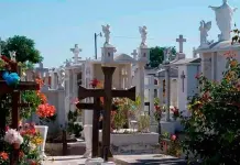 Familias visitan cementerios en el D&iacute;a de los Padres