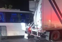 Video | Trabajadores resultan lesionados en choque de su transporte con tr&aacute;iler