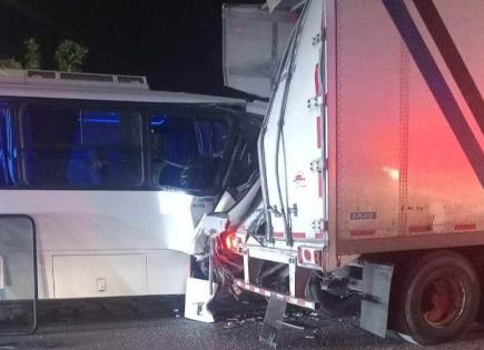 Video | Trabajadores resultan lesionados en choque de su transporte con tráiler