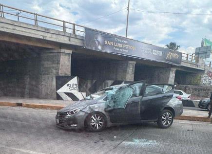 Conductor herido tras choque y vuelco en bulevar Río Santiago