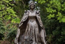 Estatua en honor a la reina Isabel II y sus adorados corgis