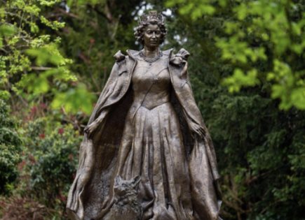 Estatua en honor a la reina Isabel II y sus adorados corgis