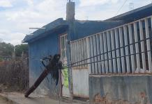 Abandona Telmex poste colgando frente a vivienda en Soledad