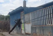 Abandona Telmex poste colgando frente a vivienda en Soledad