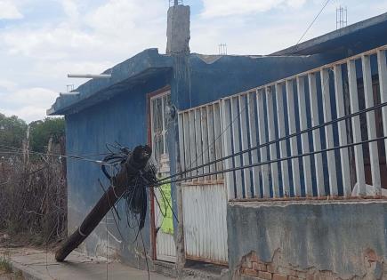 Abandona Telmex poste colgando frente a vivienda en Soledad