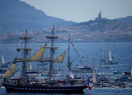 Velero con la llama de JJOO llega a Marsella