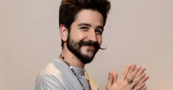 Camilo convierte su disco en consejos para sus hijas