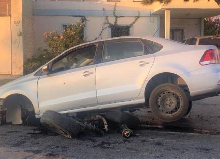 Destrozan vehículo tras chocar en Salvador Nava