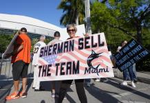 Protesta de fanáticos y cambio de Luis Arráez en los Marlins