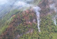 Pese a lluvia, se mantiene activo incendio en Santa María