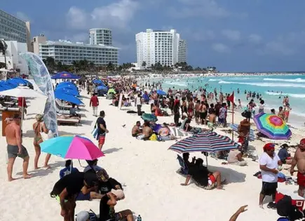 Inegi: Repuntan ingresos por turismo; cae actividad industrial