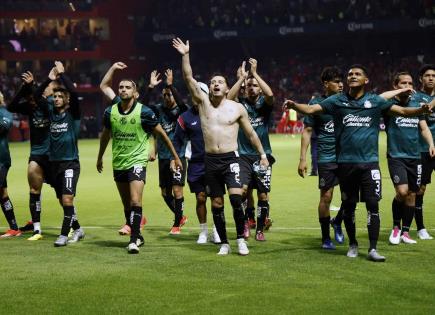 Jugadores del Guadalajara celebran en Toluca