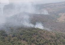 Protección Civil  ataca incendio en Tamasopo con helicóptero y brigadistas