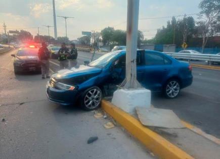 Se estampa auto contra la base de un poste