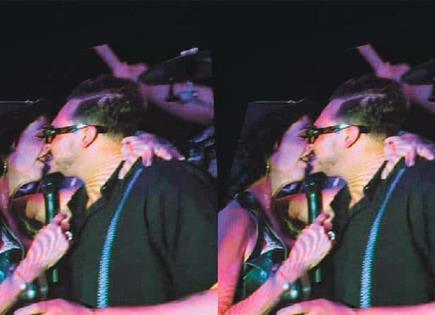 Zabaleta y su novio se besan en el escenario