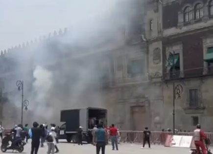 Estudiantes de Ayotzinapa lanzan cohetes contra Palacio Nacional; 26 policías heridos