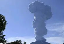 Erupción del volcán Ibu en Indonesia Erupción del volcán Ibu en Indonesia
