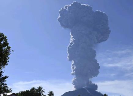 Erupción del volcán Ibu en Indonesia
